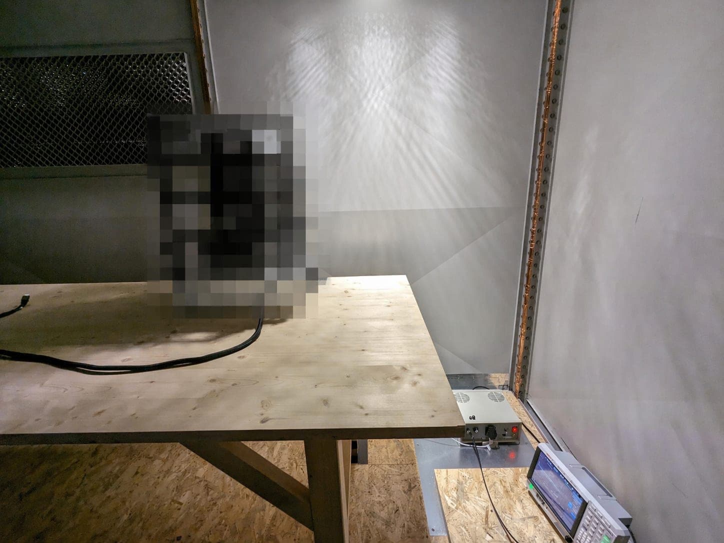 Prüfaufbau in der Schirmkabine von SAMD Solutions in Meine mit Messtechnik